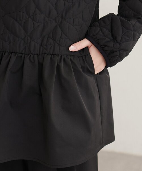 natural couture(ナチュラルクチュール)の「フラワーキルティングペプラムジャケット(ノーカラージャケット・レディース・ブラック/ブラウン/アイボリー・FREE)」の10枚目の写真