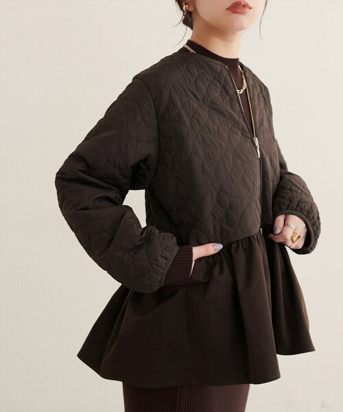 natural couture(ナチュラルクチュール)の「フラワーキルティングペプラムジャケット(ノーカラージャケット・レディース・ブラック/ブラウン/アイボリー・FREE)」の8枚目の写真