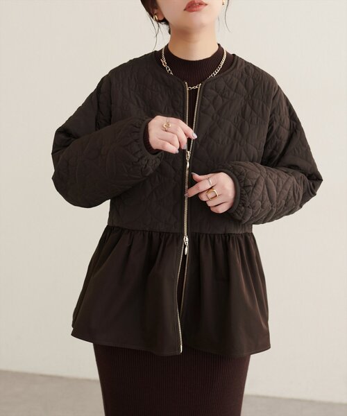 natural couture(ナチュラルクチュール)の「フラワーキルティングペプラムジャケット(ノーカラージャケット・レディース・ブラック/ブラウン/アイボリー・FREE)」の7枚目の写真