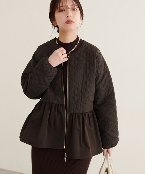 natural couture(ナチュラルクチュール)の「フラワーキルティングペプラムジャケット(ノーカラージャケット・レディース・ブラック/ブラウン/アイボリー・FREE)」の6枚目の写真