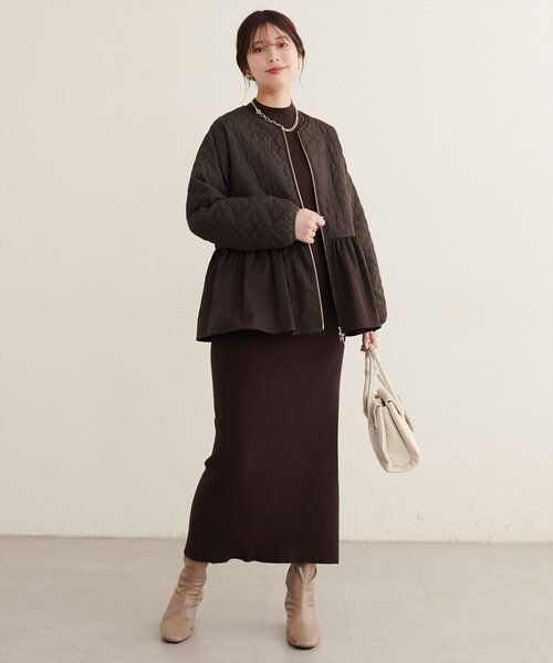 natural couture(ナチュラルクチュール)の「フラワーキルティングペプラムジャケット(ノーカラージャケット・レディース・ブラック/ブラウン/アイボリー・FREE)」の5枚目の写真