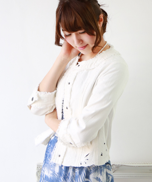 REAL CUBE（リアルキューブ）の「CYNICAL 透かしレース七分袖ノーカラーデニムジャケット（デニムジャケット・レディース・オフホワイト/ブルー・02）」の12枚目の写真