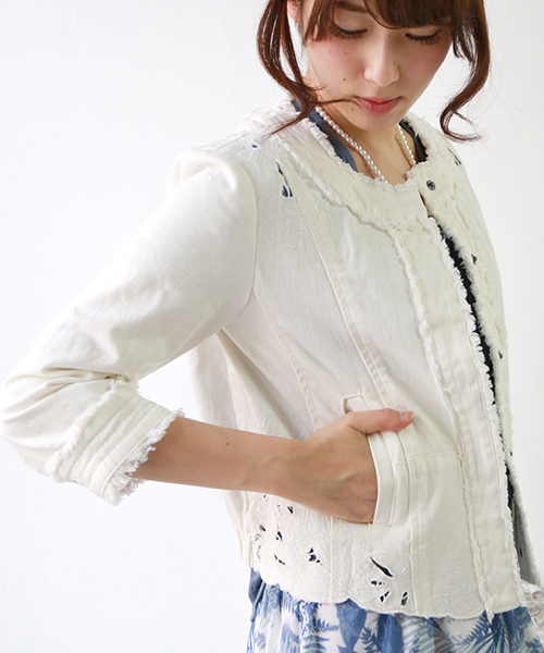 REAL CUBE（リアルキューブ）の「CYNICAL 透かしレース七分袖ノーカラーデニムジャケット（デニムジャケット・レディース・オフホワイト/ブルー・02）」の3枚目の写真