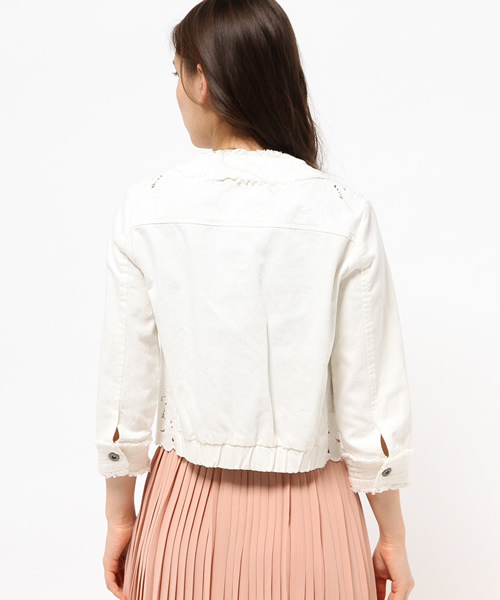 REAL CUBE（リアルキューブ）の「CYNICAL 透かしレース七分袖ノーカラーデニムジャケット（デニムジャケット・レディース・オフホワイト/ブルー・02）」の4枚目の写真