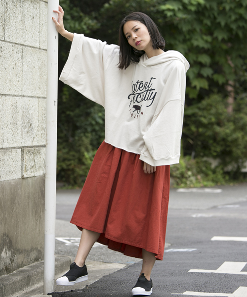 DOUBLE NAME（ダブルネーム）の「ベルト付ボリュームイレヘムスカート（スカート・レディース・ベージュ/カーキ/オレンジ/スミクロ・FREE）」の4枚目の写真