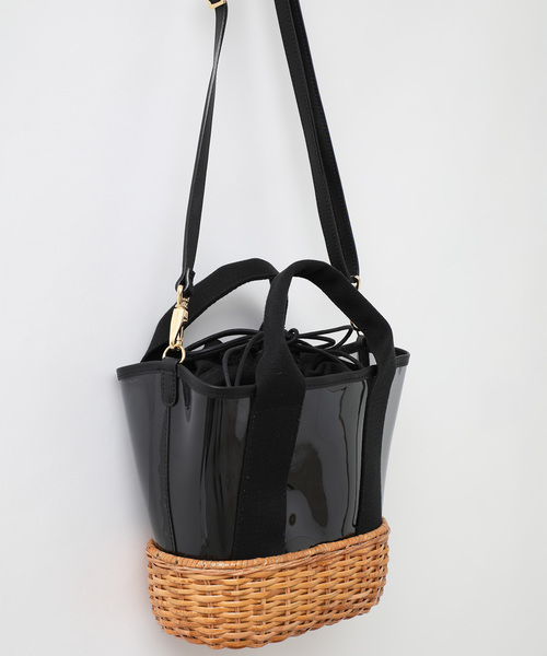 VIOLAd'ORO(ヴィオラドーロ)の「【VIOLAd'ORO】PVCx ラタンショルダー V-8241(ショルダーバッグ・レディース・ブラック/キャメル・FREE)」の5枚目の写真