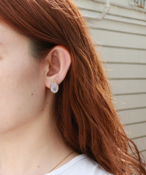 misto accessories(ミストアクセサリーズ)の「プレスドフラワーピアス オーバル(ピアス(両耳用)・レディース・パープル/エメラルドブルー/グレー・FREE)」の3枚目の写真