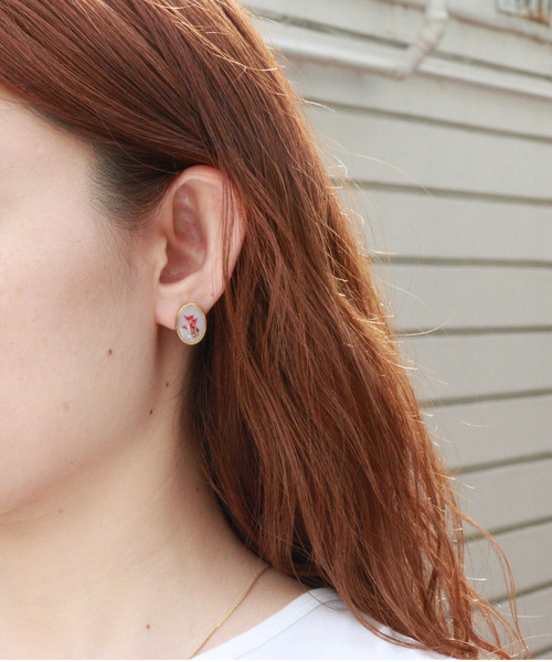 misto accessories(ミストアクセサリーズ)の「プレスドフラワーピアス オーバル(ピアス(両耳用)・レディース・パープル/エメラルドブルー/グレー・FREE)」の1枚目の写真