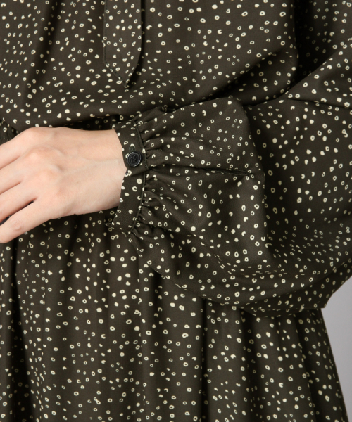 LOWRYS FARM（ローリーズファーム）の「ボウタイツキガラワンピ　853582（ワンピース・レディース・ブラック/ネイビー/ブラウン・FREE）」の9枚目の写真