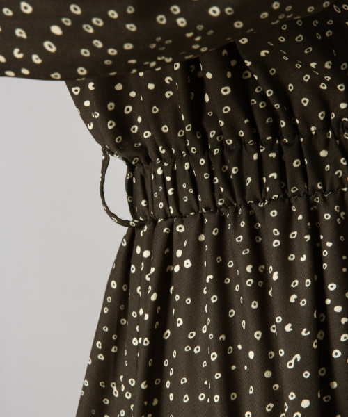 LOWRYS FARM（ローリーズファーム）の「ボウタイツキガラワンピ　853582（ワンピース・レディース・ブラック/ネイビー/ブラウン・FREE）」の11枚目の写真