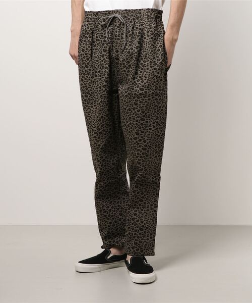 THISIS(ディスイズ)の「レオパード シェフパンツ(その他パンツ・メンズ・ベージュ/グリーン・SMALL/MEDIUM/LARGE/X-LARGE)」の1枚目の写真
