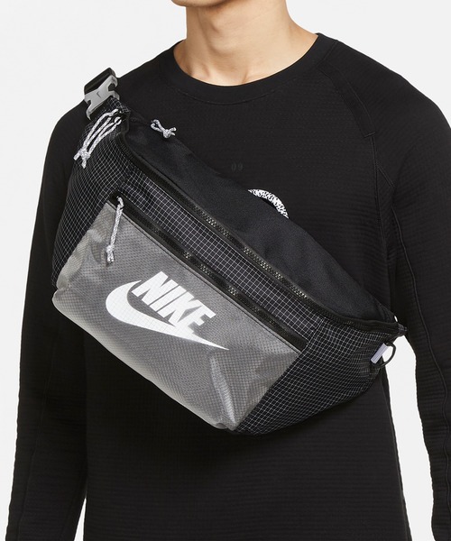 Nike ショルダーバッグ NIKE（ナイキ）の「NIKE TECH FANNY PACK CV1411-010/528