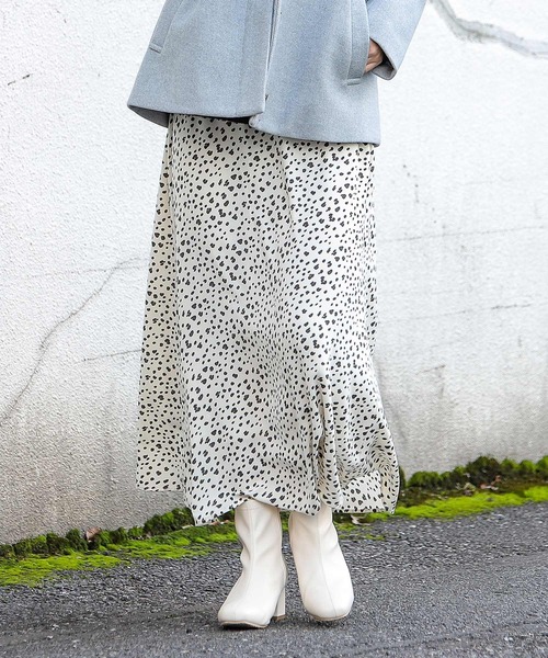 Honeys（ハニーズ）の「総柄ロングスカート（スカート・レディース・ホワイト系その他/ブラック系その他/グレー系その他/ベージュ系その他/ブルー系その他/ブラック系その他2・S/M/L）」の2枚目の写真