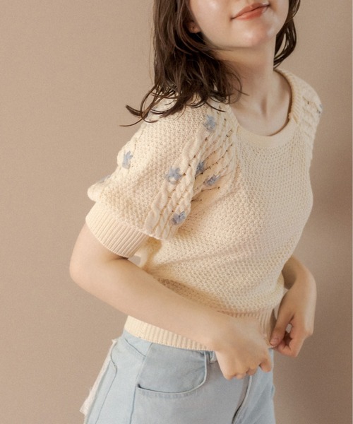 OLIVE des OLIVE（オリーブデオリーブ）の「お花刺繍半袖ニット