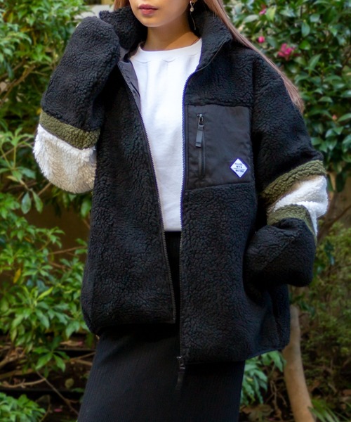 ADPOSION（アドポーション）の「ビッグシルエット スタンドネック ボアフリースジャケット（ブルゾン・レディース・パープル/グリーン/ベージュ/ブラック/ブラック系1/キャメル/ホワイト/カーキ・LARGE/MEDIUM/X-LARGE）」の4枚目の写真