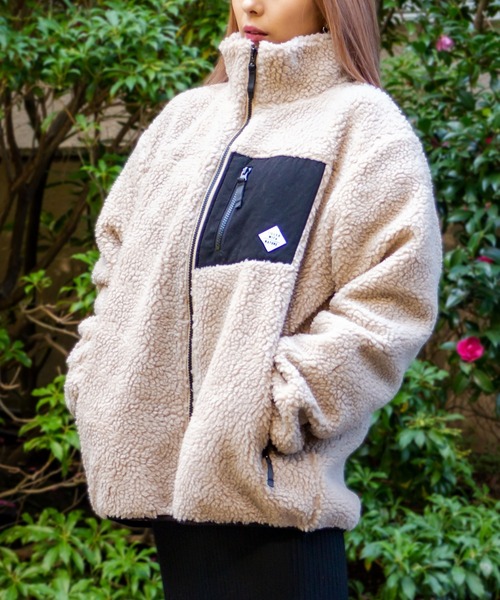 ADPOSION（アドポーション）の「ビッグシルエット スタンドネック ボアフリースジャケット（ブルゾン・レディース・パープル/グリーン/ベージュ/ブラック/ブラック系1/キャメル/ホワイト/カーキ・LARGE/MEDIUM/X-LARGE）」の5枚目の写真