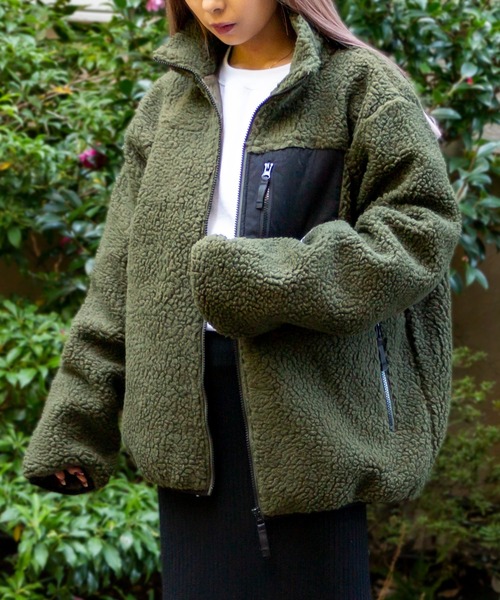 ADPOSION（アドポーション）の「ビッグシルエット スタンドネック ボアフリースジャケット（ブルゾン・レディース・パープル/グリーン/ベージュ/ブラック/ブラック系1/キャメル/ホワイト/カーキ・LARGE/MEDIUM/X-LARGE）」の6枚目の写真