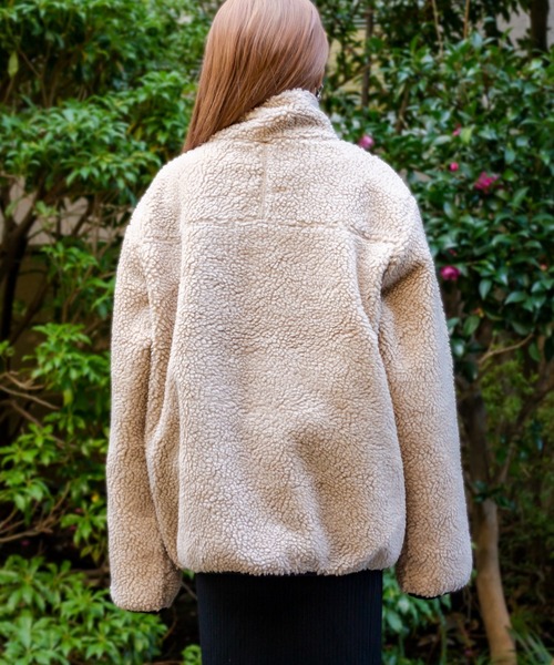 ADPOSION（アドポーション）の「ビッグシルエット スタンドネック ボアフリースジャケット（ブルゾン・レディース・パープル/グリーン/ベージュ/ブラック/ブラック系1/キャメル/ホワイト/カーキ・LARGE/MEDIUM/X-LARGE）」の11枚目の写真