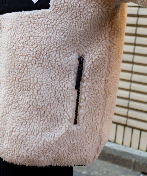 ADPOSION（アドポーション）の「ビッグシルエット スタンドネック ボアフリースジャケット（ブルゾン・レディース・パープル/グリーン/ベージュ/ブラック/ブラック系1/キャメル/ホワイト/カーキ・LARGE/MEDIUM/X-LARGE）」の20枚目の写真