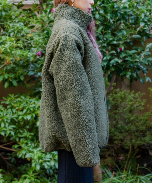 ADPOSION（アドポーション）の「ビッグシルエット スタンドネック ボアフリースジャケット（ブルゾン・レディース・パープル/グリーン/ベージュ/ブラック/ブラック系1/キャメル/ホワイト/カーキ・LARGE/MEDIUM/X-LARGE）」の12枚目の写真