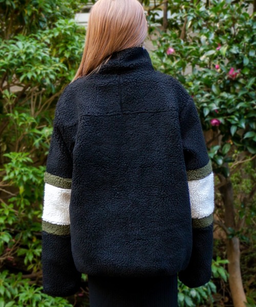 ADPOSION（アドポーション）の「ビッグシルエット スタンドネック ボアフリースジャケット（ブルゾン・レディース・パープル/グリーン/ベージュ/ブラック/ブラック系1/キャメル/ホワイト/カーキ・LARGE/MEDIUM/X-LARGE）」の19枚目の写真