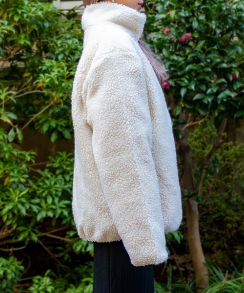 ADPOSION（アドポーション）の「ビッグシルエット スタンドネック ボアフリースジャケット（ブルゾン・レディース・パープル/グリーン/ベージュ/ブラック/ブラック系1/キャメル/ホワイト/カーキ・LARGE/MEDIUM/X-LARGE）」の9枚目の写真