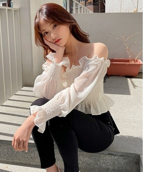 chuu（チュー）の「CHUU セラースモークオフショルダーブラウス（シャツ/ブラウス・レディース・ブラック/クリーム・FREE）」の5枚目の写真