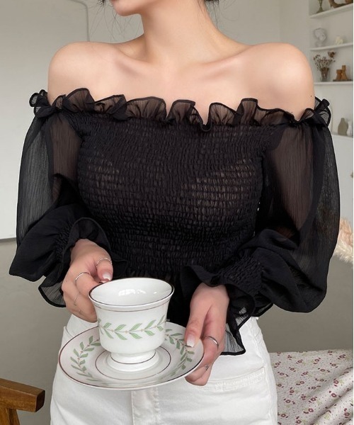 chuu（チュー）の「CHUU セラースモークオフショルダーブラウス（シャツ/ブラウス・レディース・ブラック/クリーム・FREE）」の3枚目の写真