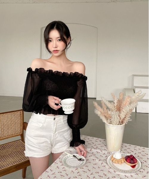 chuu（チュー）の「CHUU セラースモークオフショルダーブラウス（シャツ/ブラウス・レディース・ブラック/クリーム・FREE）」の13枚目の写真