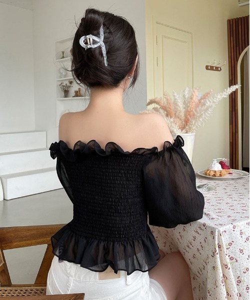 chuu（チュー）の「CHUU セラースモークオフショルダーブラウス（シャツ/ブラウス・レディース・ブラック/クリーム・FREE）」の7枚目の写真