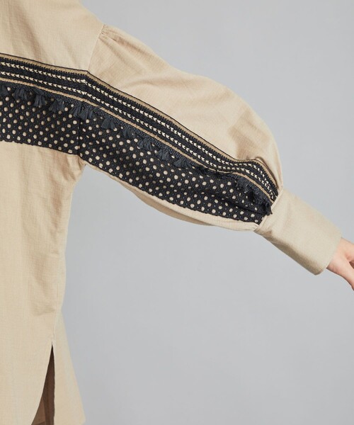 EBONY(エボニー)の「【EBONY(エボニー)】レースアップブラウス E21AW/T-01(シャツ/ブラウス・レディース・ブラック/ベージュ・2)」の5枚目の写真