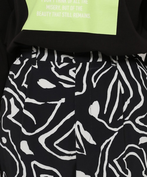 PAGEBOY(ページボーイ)の「アートペイント柄パンツ(その他パンツ・レディース・オフホワイト/ブラック・FREE)」の4枚目の写真