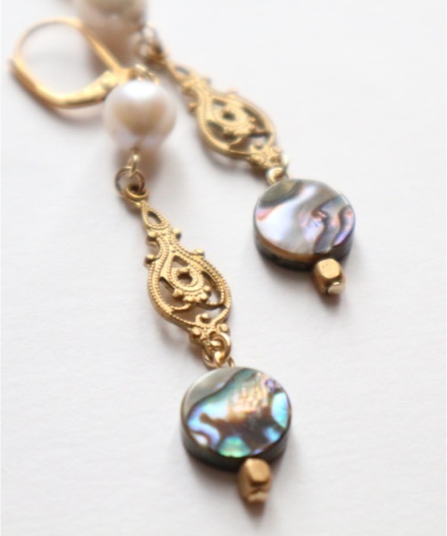 tone（トーン）の「【Ceskariko】Freshwater pearl＆Shell pierce（ピアス（両耳用）・レディース・マルチ・FREE）」の2枚目の写真