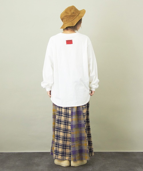 CUBE SUGAR（キューブシュガー）の「無地天竺カットソー長袖クルーネックロングTシャツ（Tシャツ/カットソー・レディース・ホワイト/チャコールグレー/パープル/グレイッシュベージュ・M）」の18枚目の写真