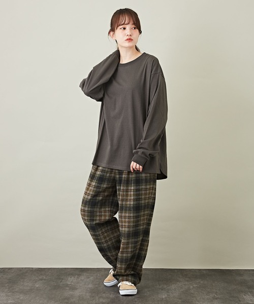 CUBE SUGAR（キューブシュガー）の「無地天竺カットソー長袖クルーネックロングTシャツ（Tシャツ/カットソー・レディース・ホワイト/チャコールグレー/パープル/グレイッシュベージュ・M）」の19枚目の写真