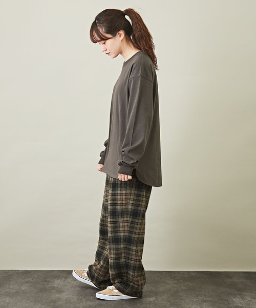 CUBE SUGAR（キューブシュガー）の「無地天竺カットソー長袖クルーネックロングTシャツ（Tシャツ/カットソー・レディース・ホワイト/チャコールグレー/パープル/グレイッシュベージュ・M）」の20枚目の写真