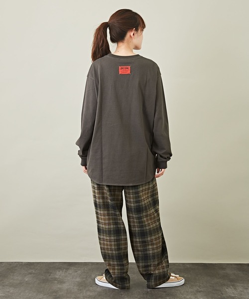 CUBE SUGAR（キューブシュガー）の「無地天竺カットソー長袖クルーネックロングTシャツ（Tシャツ/カットソー・レディース・ホワイト/チャコールグレー/パープル/グレイッシュベージュ・M）」の21枚目の写真