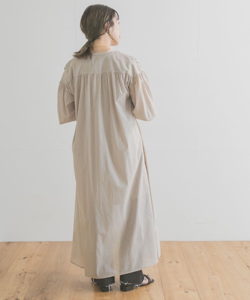 ITEMS URBANRESEARCH（アイテムズ アーバンリサーチ）の「ギャザーシャツワンピース（ワンピース・レディース・ブラウン/ライトブルー/グレー系その他・FREE）」の5枚目の写真