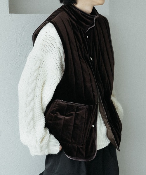 epnok（エプノック）の「ベロアキルティング中綿ベスト（ベスト・メンズ・チャコールグレー/ダークブラウン/グレイッシュベージュ・LARGE/MEDIUM/SMALL）」の19枚目の写真