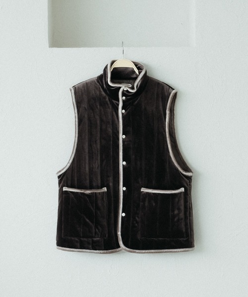 epnok（エプノック）の「ベロアキルティング中綿ベスト（ベスト・メンズ・チャコールグレー/ダークブラウン/グレイッシュベージュ・LARGE/MEDIUM/SMALL）」の11枚目の写真