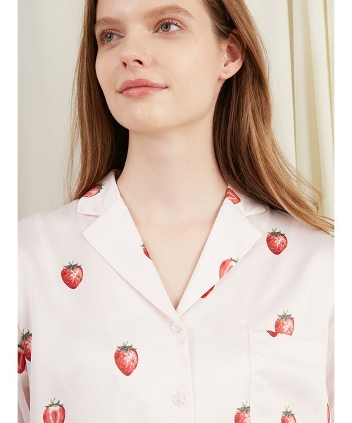 gelato pique（ジェラートピケ）の「ストロベリー柄サテンシャツ