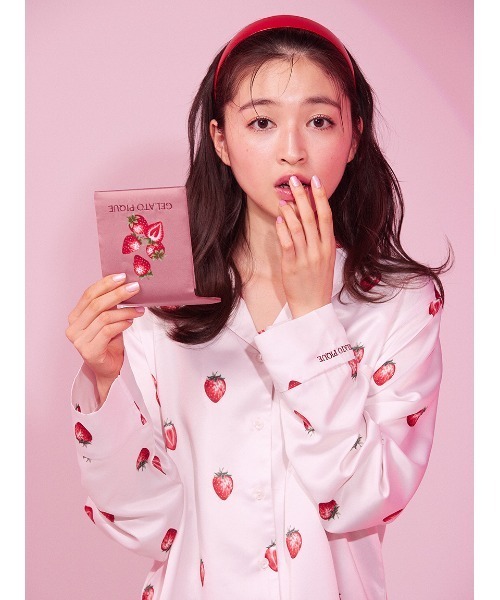gelato pique（ジェラートピケ）の「ストロベリー柄サテンシャツ