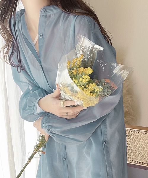 大人のフェミニン。バンドカラーサイドスリットワンピース