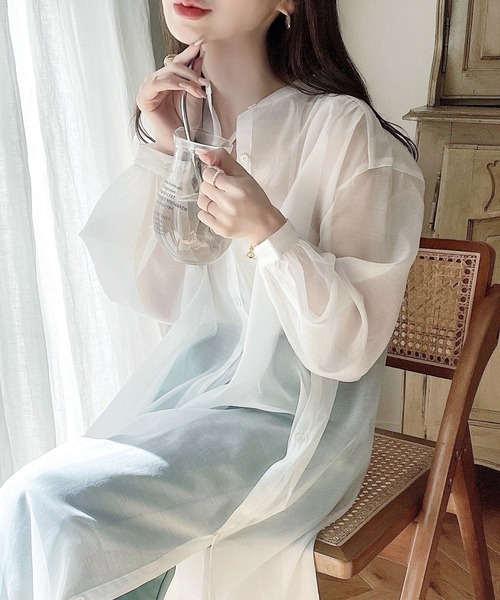 大人のフェミニン。バンドカラーサイドスリットワンピース