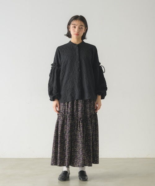 idem(イデム)の「flower frill tiered skirt/小花柄ティアードスカート【Sサイズ展開あり】(スカート・レディース・ブラック/ベージュ・FREE/SMALL)」の4枚目の写真