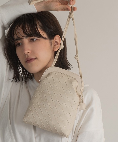 lawgy（ラウジー）の「cross leather shoulder bag（ショルダーバッグ・レディース・モカ/アイボリー・FREE）」の7枚目の写真