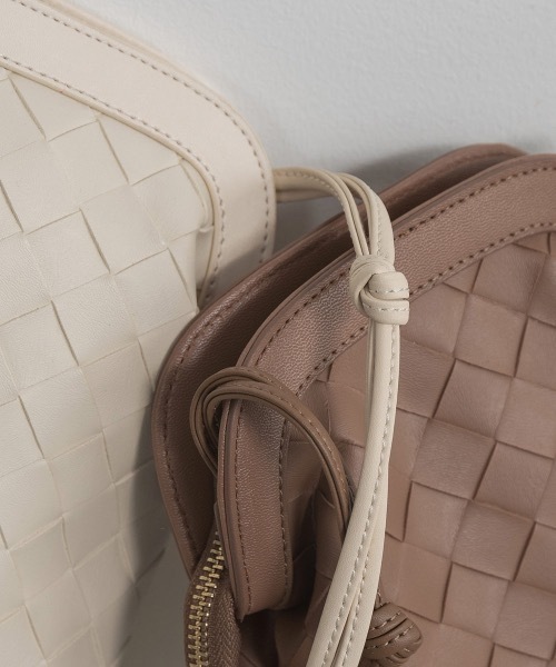 lawgy（ラウジー）の「cross leather shoulder bag（ショルダーバッグ・レディース・モカ/アイボリー・FREE）」の6枚目の写真