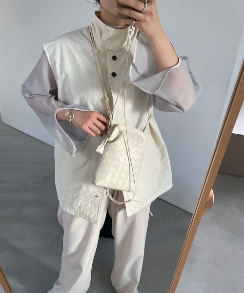 lawgy（ラウジー）の「cross leather shoulder bag（ショルダーバッグ・レディース・モカ/アイボリー・FREE）」の13枚目の写真