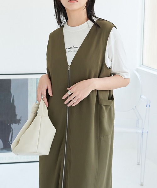 ECRIRE（エクリール）の「【yunコラボ】着こなし色々。2wayVネックジャンスカ（ジャンパースカート・レディース・ブラック/アイボリー/カーキ・M/L）」の3枚目の写真