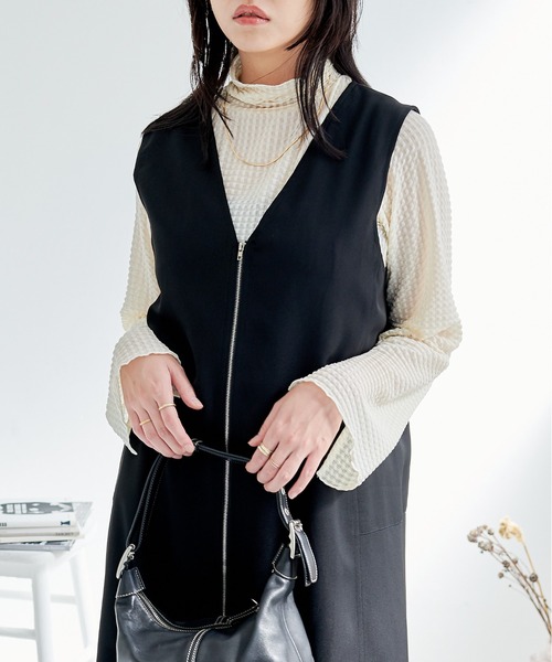 ECRIRE（エクリール）の「【yunコラボ】着こなし色々。2wayVネックジャンスカ（ジャンパースカート・レディース・ブラック/アイボリー/カーキ・M/L）」の2枚目の写真